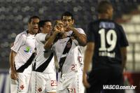 Jogadores comemoram gol de Fellipe Bastos