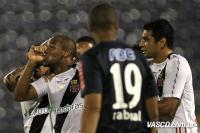 Jogadores comemoram gol de Fellipe Bastos