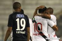 Jogadores comemoram gol de Fellipe Bastos