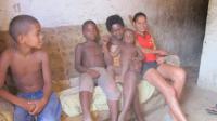 A famlia humilde de Heitor, na Bahia. No centro, a me do adolescente, Nailza