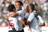 Jogadores comemoram gol de Romulo