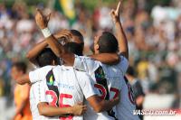 Jogadores comemoram gol de Romulo