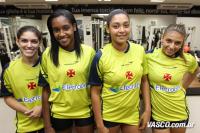 Isabela ao lado de algumas companheiras de equipe