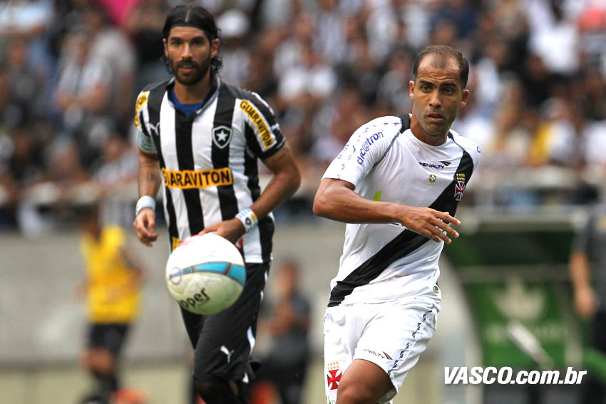 Ônibus de Vasco e Botafogo lado a lado no estacionamento do Engenhão -  NETVASCO