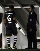 Felipe saindo de campo