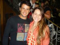 O atacante Pipico posa ao lado da esposa Isabela.