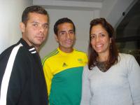 Da esquerda para a direita: Alexandre, diretor da Everest, Thiago e Camila Carvalho, no camarote da Colina.