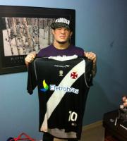 Scott Jorgensen com a camisa do Vasco da Gama, recebida das mos do craque da partida