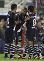 Jogadores comemoram gol de Nilton