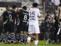 Jogadores comemoram gol de Nilton