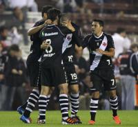 Jogadores comemoram gol de Nilton