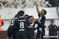 Jogadores comemoram gol de Nilton