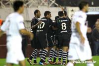Jogadores comemoram gol de Nilton