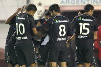 Jogadores comemoram gol de Nilton