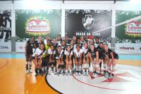 Aps o amistoso, as vascanas posaram para foto com as atletas americanas