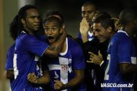 Jogadores comemoram gol de Fellipe Bastos