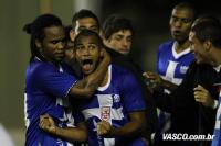 Jogadores comemoram gol de Fellipe Bastos
