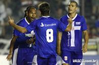 Jogadores comemoram gol de Alecsandro