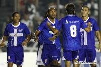 Jogadores comemoram gol de Alecsandro