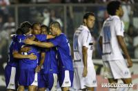 Jogadores comemoram gol de Alecsandro