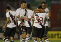 Jogadores comemoram gol de Alecsandro