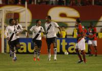 Jogadores comemoram gol de Alecsandro