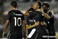 Jogadores comemoram gol de Alecsandro