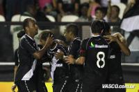 Jogadores comemoram gol de Felipe