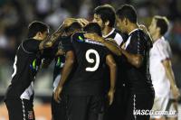 Jogadores comemoram gol de Alecsandro