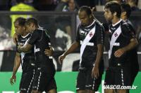 Jogadores comemoram gol de Felipe