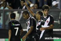 Jogadores comemoram gol de Felipe