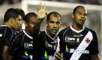 Jogadores comemoram gol de Felipe