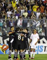 Jogadores comemoram gol de Felipe