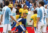 Jogadores comemoram gol de Romulo