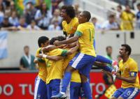 Jogadores comemoram gol de Romulo