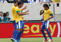 Jogadores comemoram gol de Romulo