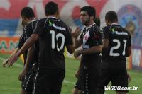 Jogadores comemoram gol de Juninho