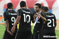 Jogadores comemoram gol de Juninho