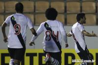 Jogadores comemoram gol de Juninho