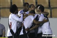 Jogadores comemoram gol de Juninho