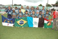 Rmulo, ltimo  direita na fila de cima, posa para foto