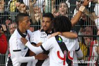 Jogadores comemoram gol de Diego Souza