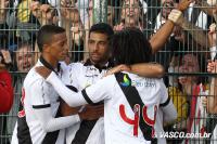 Jogadores comemoram gol de Diego Souza