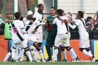 Jogadores comemoram defesa de Fernando Prass