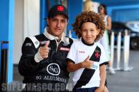 Cesinha Bonilha com pequeno torcedor