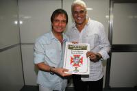 Roberto Dinamite entrega ttulo de scio Proprietrio Benfeitor ao Rei vascano, Roberto Carlos