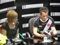 O escritor no tirou a camisa do Vasco durante todo o evento.