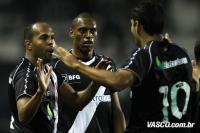 Jogadores comemoram gol de Alecsandro