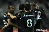 Jogadores comemoram gol de Alecsandro