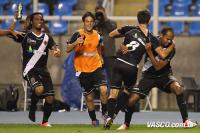Jogadores comemoram gol de Alecsandro